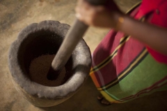 traditional methods of drinding spices in Sri Lanka
